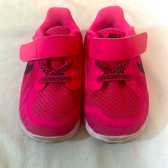 Girls pink Nikes size 5c - Picture 3 of 3